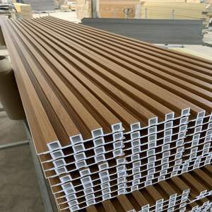 Revestimiento acanalado <span class=keywords><strong>de</strong></span> láminas laminadas <span class=keywords><strong>de</strong></span> PVC, revestimiento hueco <span class=keywords><strong>de</strong></span> lambrin, panel <span class=keywords><strong>de</strong></span> pared WPC para sala <span class=keywords><strong>de</strong></span> estar - Product Image 2