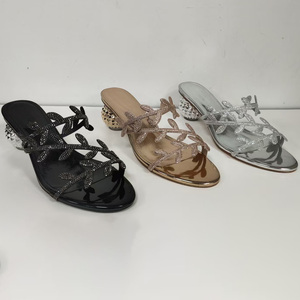 Sandali da donna con tacco a spillo e decorazioni a foglia con strass, punta aperta, slip-on, eleganti per feste, matrimoni e serate. - Product Image 1