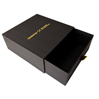 Boîte cadeau rigide à tiroir coulissant avec ruban de tirage, logo personnalisé, plateau mat, emballage de luxe pour bijoux avec finition UV