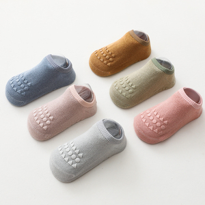 Venta al por mayor piso caminar calcetines bebé niño niños rodilleras antideslizantes <span class=keywords><strong>Protector</strong></span> y calcetines conjunto para gatear con empuñaduras - Product Image 5