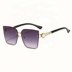 Nouvelles lunettes de soleil carrées dégradées personnalisées de haute qualité avec logo pour femmes, protection UV400, style œil de chat surdimensionné 2021 - Product Image 2