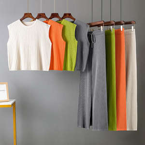 Tenues <span class=keywords><strong>tricot</strong></span>ées <span class=keywords><strong>sans</strong></span> manches pour femmes taille libre en gros décontracté 2 pièces ensemble col rond brodé <span class=keywords><strong>pull</strong></span> pantalon motif été - Product Image 1