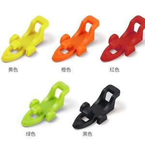 ที่แขวนเหยื่อปลอมแบบใบมีด  ตะขอพลาสติกสำหรับติดอุปกรณ์ตกปลาในน้ำจืด  มีหลายสีให้เลือก - Product Image 1