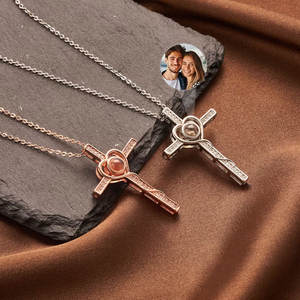 <span class=keywords><strong>Collana</strong></span> <span class=keywords><strong>con</strong></span> Croce Placcata Oro Personalizzata <span class=keywords><strong>con</strong></span> <span class=keywords><strong>Proiezione</strong></span> Fotografica Nascosta, Gioiello Cristiano Commemorativo per Mamma e Nonna - Product Image 3