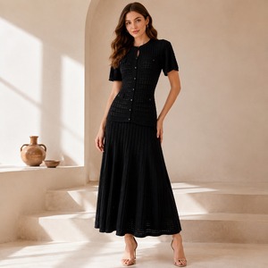 Ensemble tunique midi décontracté en coton tricoté blanc élégant avec jupe plissée sans manches et ceinture taille haute – Tenue de printemps - Product Image 5
