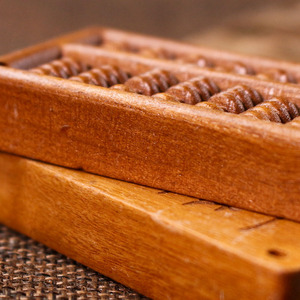Ling Gusi Abacus en bois de pêche 60x32x11mm, porte-clés de style chinois, souvenir artisanal - Product Image 1