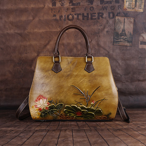 Sac à main Ando vintage en cuir de vachette véritable avec motif lotus en relief, poignée supérieure et bandoulière pour femme - Product Image 2