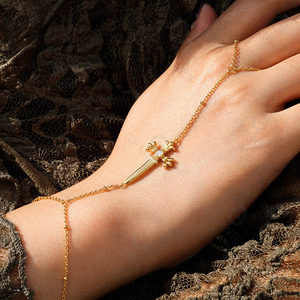 Gemnel - Brazalete <span class=keywords><strong>de</strong></span> Mano con Cruz <span class=keywords><strong>de</strong></span> Daga, Chapado en <span class=keywords><strong>Oro</strong></span> <span class=keywords><strong>de</strong></span> 18 Quilates, Plata <span class=keywords><strong>de</strong></span> Ley 925, Estilo Gótico, para <span class=keywords><strong>Mujer</strong></span> - Product Image 4