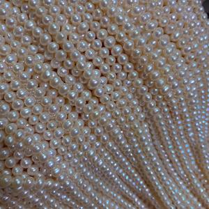 Collier classique style Hepburn en perles naturelles de petite taille plaqué or 14 carats, chaîne de clavicule pour femmes, collier ras du cou au design circulaire - Product Image 5