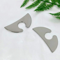 Petite planche Gua Sha en acier inoxydable 430 en forme de C avec design à encoches spéciales pour lifter le contour du visage, réduire les ridules et prendre soin du corps