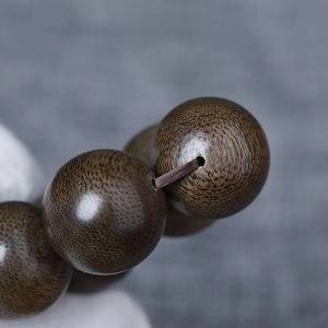 สร้อยข้อมือไม้กฤษณาธรรมชาติทรงกลม สร้อยมาลาสำหรับสวดมนต์ เครื่องประดับอโรมาเธอราพีแบบดั้งเดิมเพื่อการทำสมาธิและผ่อนคลาย - Product Image 3