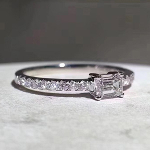 Anello con Design Geometrico Rettangolare Elegante per Donne - Product Image 4