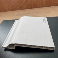 Plinthe moderne en PVC imperméable multi-modèles avec conception de ligne angulaire pour le moulage de sol d'un hôpital et d'un hôtel