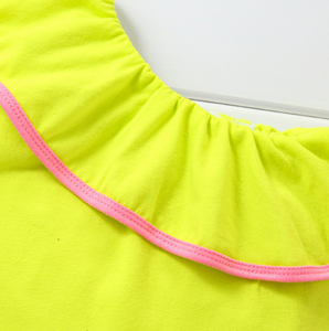 Set Estivo per Bambine in Vendita: Gilet Colorato e Shorts <span class=keywords><strong>Jeans</strong></span> Strappati, Due Pezzi - Product Image 4