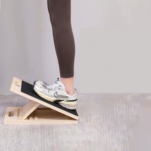 Tabla Inclinada Portátil de Madera para Estiramiento de Pantorrillas, Dispositivo Terapéutico para Sentadillas Asistidas y Soporte de Rehabilitación - Product Image 1