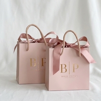 Bolsa de Regalo de Papel Rosa Premium con Logotipo en Lámina Dorada, Lazo de Cinta de Satén y Asa de Cuerda Dorada para Joyería, Cosméticos y Compras