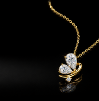 Collier en or jaune 14 carats composé de pierres taillées en goutte d'eau, orné de moissanite en forme de lune et de papillon, bijoux fins