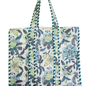 Bolso tote de algodón acolchado con estampado floral blanco y asas a rayas color verde azulado, elegante bolso de hombro acolchado para compras, viajes y uso diario. - Product Image 1