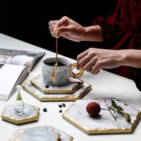 Assiette en marbre vert avec bord doré planches de service en marbre hexagone pour bar d'hôtel cadeaux de pendaison de crémaillère planche de décoration de table basse