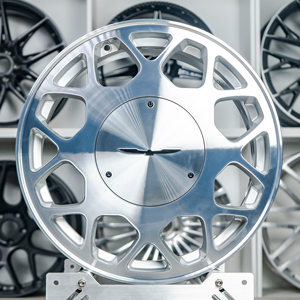 Cerchio Forgiato Monoblocco Personalizzato con Finitura Lavorata e Coprimozzo Extra Large per Ford Thunderbird - Product Image 1