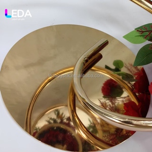 Support floral en métal doré en spirale LEDA pour centre de table de mariage et décoration d'événements - Product Image 2