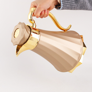 กระติกน้ำชาแบบสุญญากาศพลาสติกเก็บความร้อน รุ่นเมย์ฟลาวเวอร์ สีชมพู พร้อมแก้วด้านในแบบเติมได้ สไตล์อาหรับ - Product Image 1