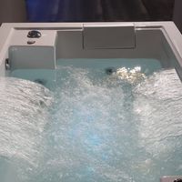Bain à remous autoportant minimaliste pour intérieur, baignoire à remous pour 2 personnes avec longue banquette, profitez d'une hydrothérapie relaxante
