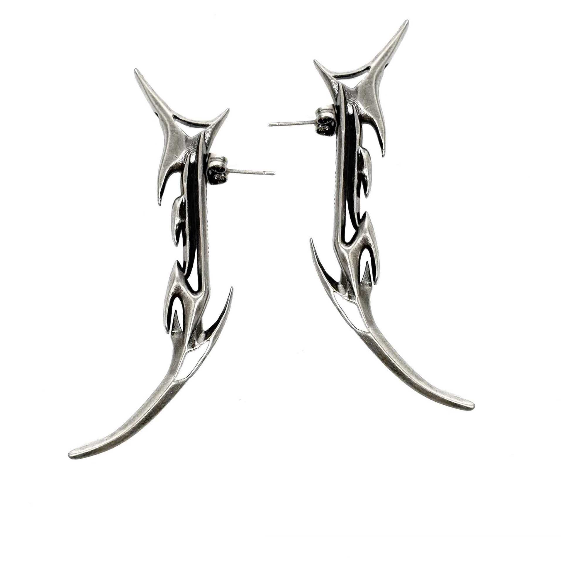 Argento antico. Un paio di orecchini dallo stile unico.