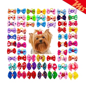 Venda Direta de Fábrica: Acessório para Cães Teddy Bichon - Faixa Elástica Pequena com Flor e Laço de Strass para Cabeça de Cachorro - Acessórios de Vestuário para Pets - Product Image 2