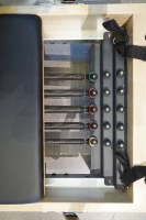 Maßgefertigter Pilates-Reformer aus Ahornholz mit Vollschienen, kleines weißes Bett, kommerzielles Fitnessgerät, halbhohes Gestell, Drei-in-Eins-Modell