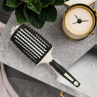Brosse à cheveux bouclés naturelle en nylon de marque privée avec poignée d'aération en ABS pour cheveux courts et longs pour les salons de beauté