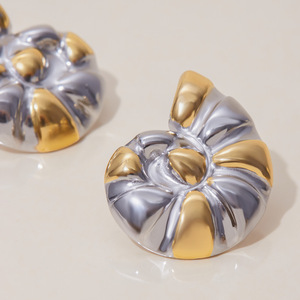 Pendientes de concha de caracola con diseño geométrico en bloques de color dorado y plateado, unisex, para uso diario. - Product Image 4