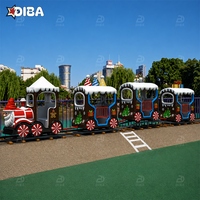 Train de Noël sur rail, manèges de divertissement, train de Père Noël, grand train sur rail pour les attractions touristiques et les zones panoramiques
