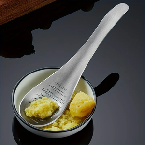 Cuchara Ralladora Multifunción – Acero Inoxidable, Dientes Finos – Rala Jengibre, Ajo, Nuez Moscada; Raspas de Limón, Naranja – Cuchara para Servir – Ki - Product Image 1