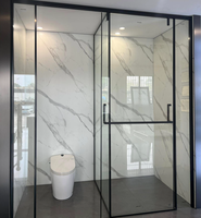 Porte moderne en verre trempé avec cadre en alliage d'aluminium, à ouverture battante et étanche, idéale pour les balcons ou les maisons