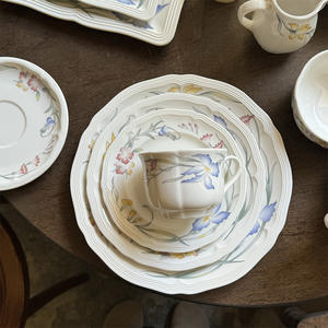 Inspiration française avec des accents de perles parfait pour les desserts et les plats principaux disponibles à des prix de gros Plat en céramique irrégulier - Product Image 1