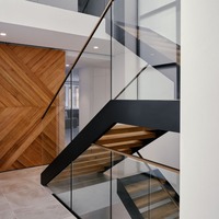 Balustrade en verre plat installée à côté d'une double poutre et de marches en bois antidérapantes