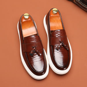 Chaussures habillées en cuir de haute qualité pour hommes, idéales pour les mariages et les soirées, fabriquées par des fabricants de luxe en métal. - Product Image 6