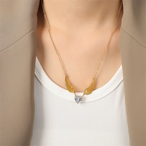 Collar con Colgante de Ala y Corazón de Acero Inoxidable Dorado con Circonita, Joyería Minimalista de Moda - Product Image 2