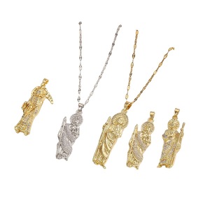 Nuova Collana Religiosa di Design alla Moda con Catena in Bambù, Ciondolo in Rame Placcato Oro con Zirconia Micro-Incastonata Raffigurante una Figura Sacra - Product Image 5