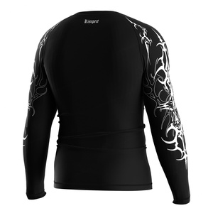 Rashguard Performance Métalcore à Séchage Rapide, Extensible dans Quatre Directions, UPF50+, avec Typographie Heavy-Metal - Product Image 2
