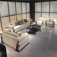 Italienisches Luxus-Sofa aus Echtem Leder mit Oberflächenleder aus Rindsleder und Kiefernholzbeinen für das Wohnzimmer