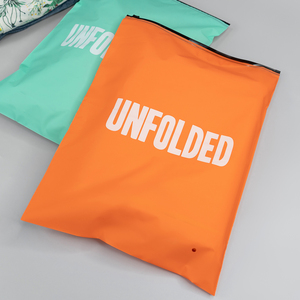 Sacs de vêtements en gros avec fermeture éclair orange, emballage personnalisé avec logo, sacs ziplock pour chaussettes, sacs de vêtements translucides pour petites entreprises - Product Image 4