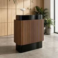 Comptoir de réception moderne de luxe en bois cannelé et or brossé - Petit comptoir de caisse sur pied pour hôtels, usage commercial compact