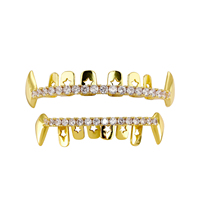 En gros, Ensemble de grillz dentaires 8 dents crocs de vampire, avec zircone cubique 5A étoile, sertissage à griffes en laiton, plaqué or 18 carats, bijoux hip-hop unisexe