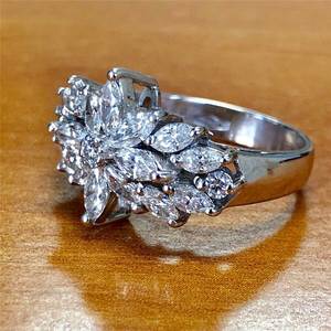 Anello con Design Floreale per Donne, Stile Elegante, Accessorio da Dito per Uso Quotidiano - Product Image 3