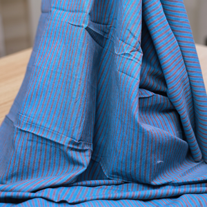 Tela de Algodón Khadi Orgánica Tejida a Mano, Peso Medio 105 GSM, Diseño de Rayas Azules Hecho a Mano, Transpirable y Ecológico, Camisa para Niñas - Product Image 2