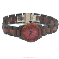 Montre en bois de santal rouge avec cadran rouge bordeaux, fenêtre de date, bracelet en résine et bois mélangés, unisexe, style business décontracté, étanche