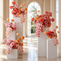 Support floral de mariage corail pêche, arrangement floral en soie artificielle avec roses et orchidées en cascade sur socle pour la décoration de l'allée de cérémonie