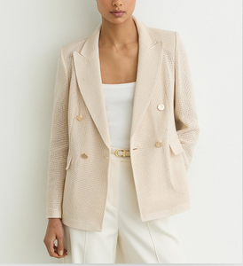 Blazer beige texturizado de doble botonadura para mujer con botones dorados, solapa con muescas y bolsillos con solapa. - Product Image 4